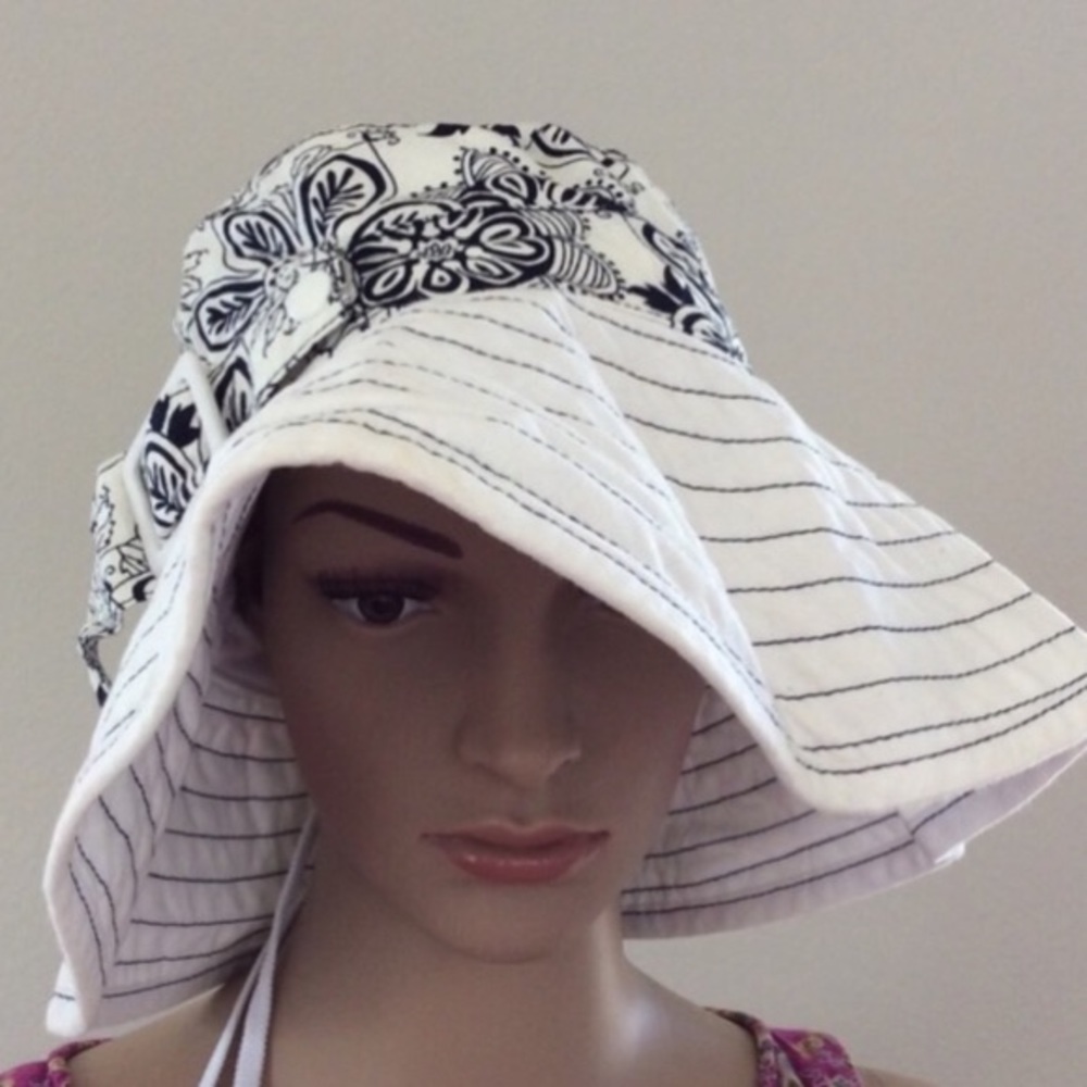 Women’s black and white cotton adjustable sun hat